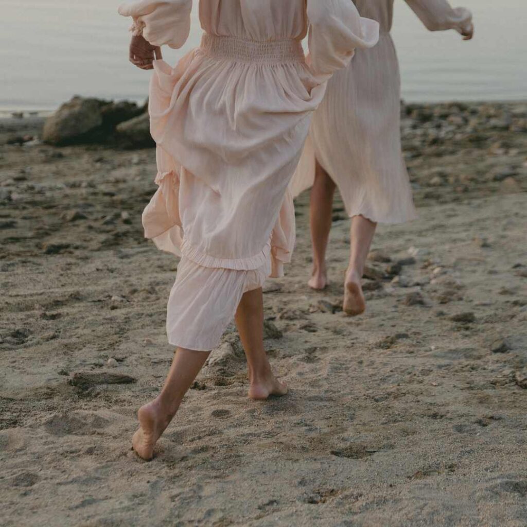 Immagine di due donne sulla spiaggia che rappresentano le consulenze spirituali