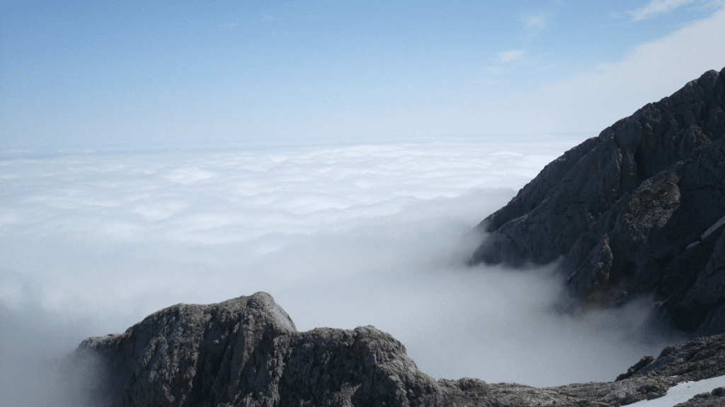 immagine che rappresenta una montagna, simbolo del passaggio di dimensione, dopo la morte